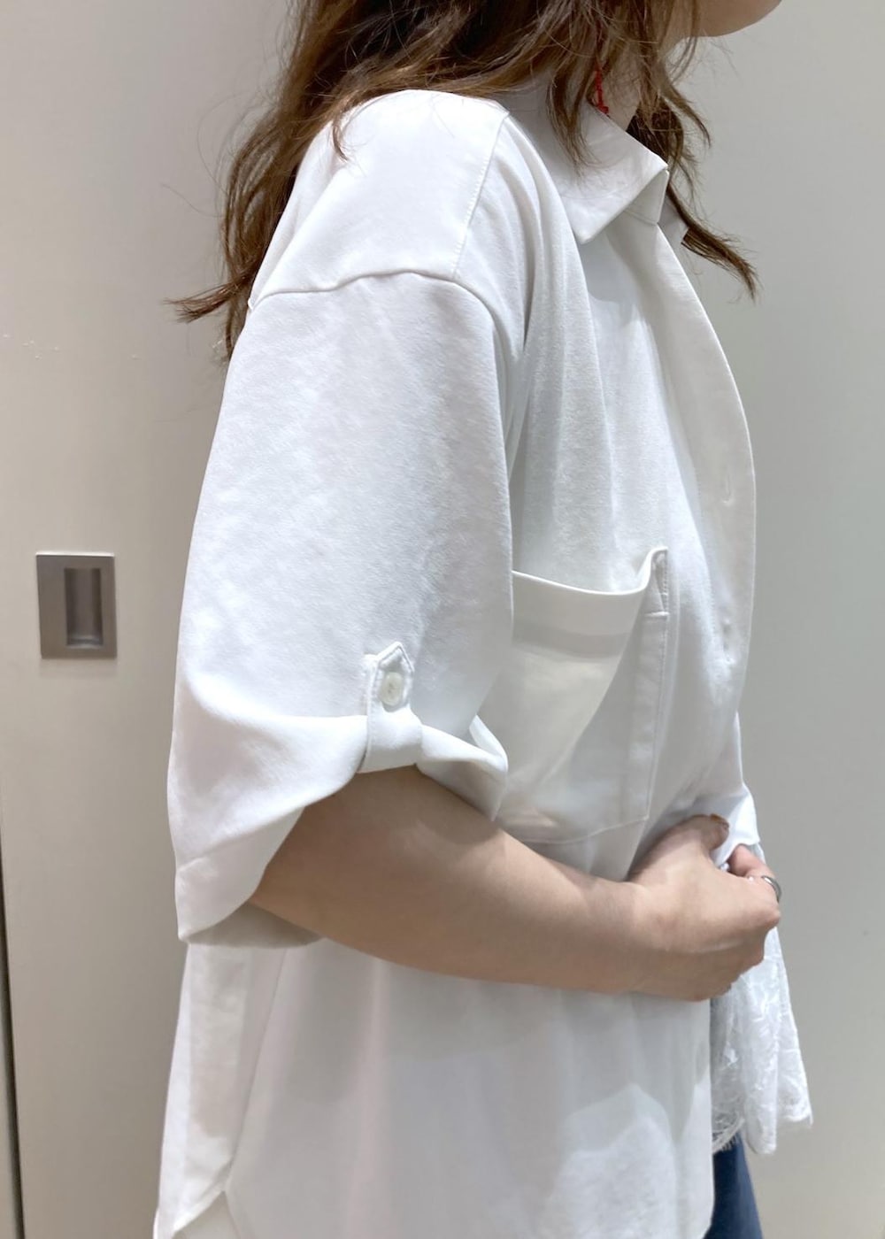 ブラック系のサンダル、ホワイト系のシャツ/ブラウス、ホワイト系のタンクトップを着用したレディースの夏コーディネートの6枚目の写真