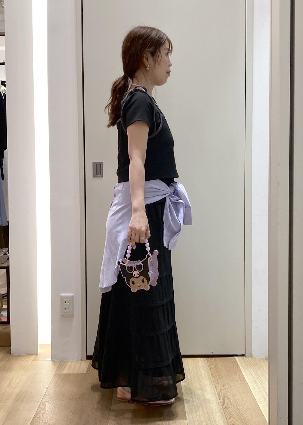 ピンク系のバレエシューズ、ブラック系のスカート、ブラック系のTシャツ/カットソーを着用したレディースの夏コーディネートの2枚目の写真