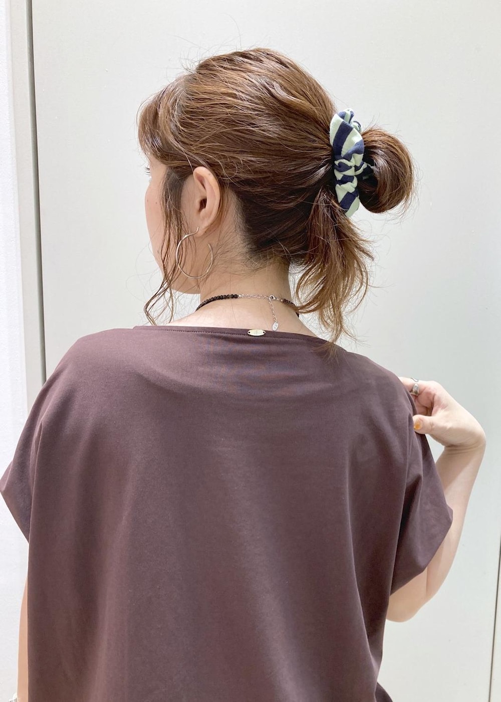 ブラック系のその他パンツ、ホワイト系のショルダーバッグ、ブラウン系のTシャツ/カットソーを着用したレディースの夏コーディネートの5枚目の写真