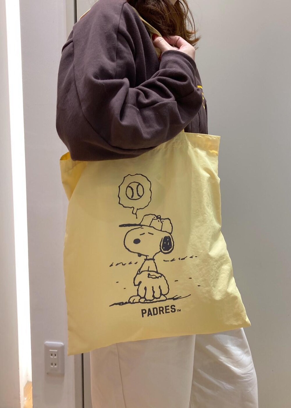 ブラック系のスニーカー、ホワイト系のその他パンツ、ブラウン系のカーディガン/ボレロを着用したレディースの秋コーディネートの8枚目の写真