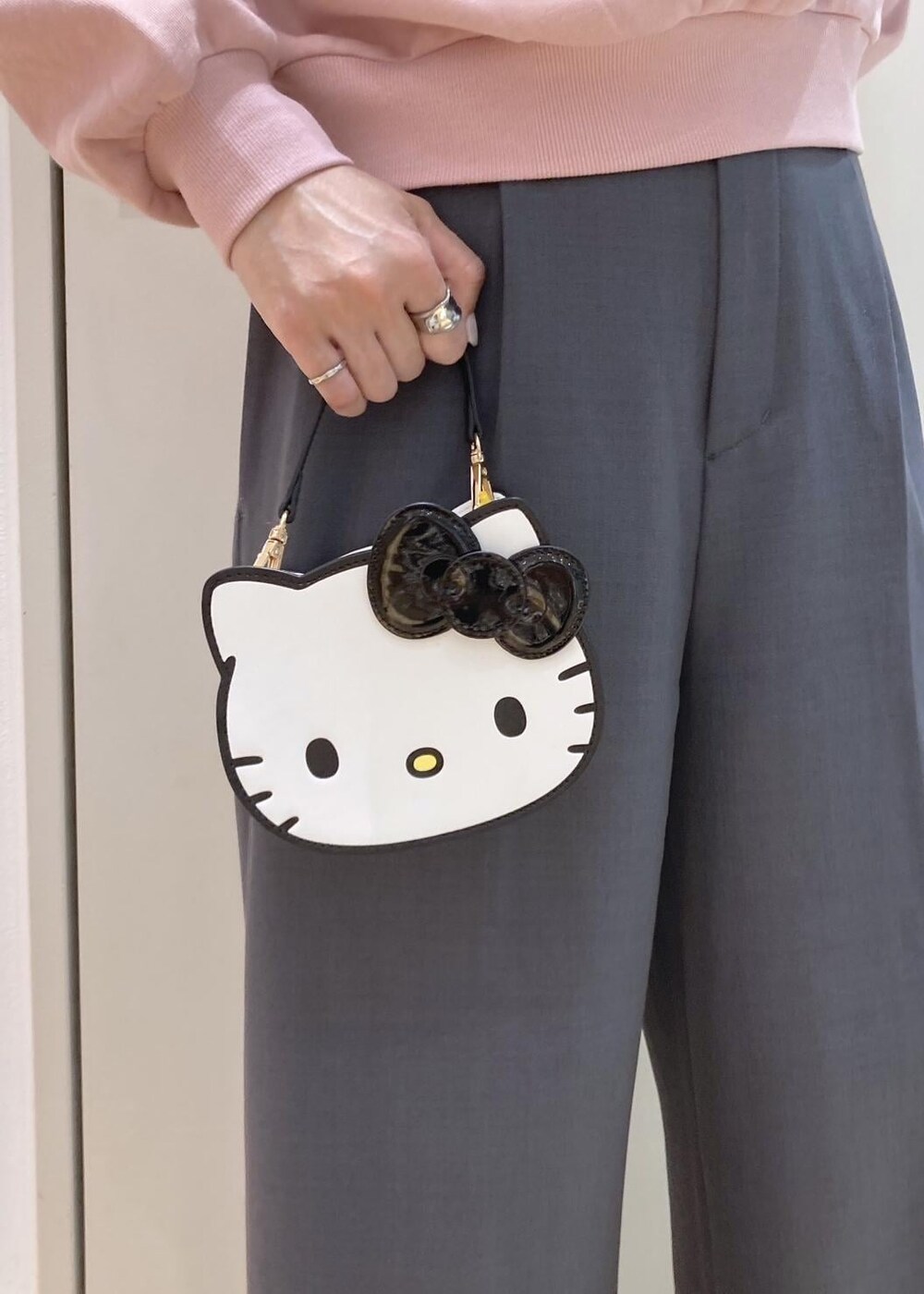 グレー系のその他パンツ、ホワイト系のTシャツ/カットソー、ピンク系のスウェットを着用したレディースの冬コーディネートの8枚目の写真