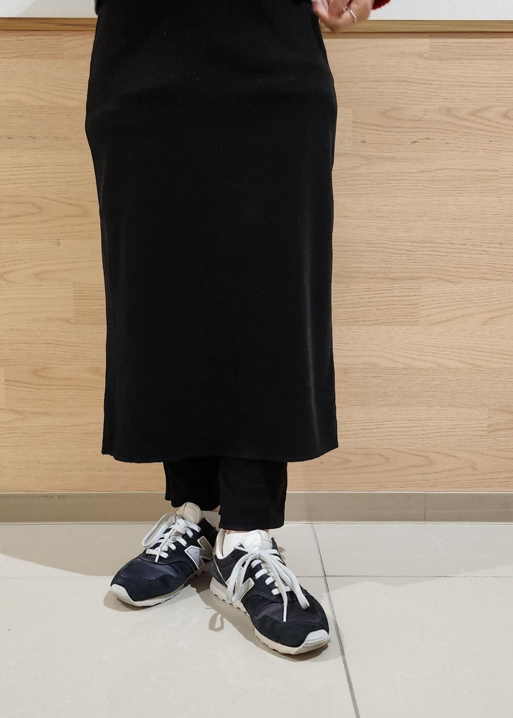 ブラック系のバックパック/リュック、レッド系のニット/セーター、ブラック系のその他パンツを着用したレディースの秋コーディネートの3枚目の写真