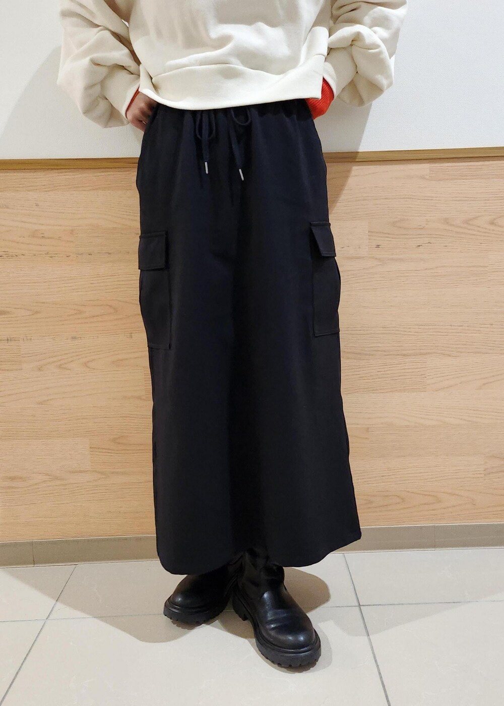 レッド系のニット/セーター、ホワイト系のダウンジャケット/コート、ブラック系のトートバッグを着用したレディースの冬コーディネートの5枚目の写真