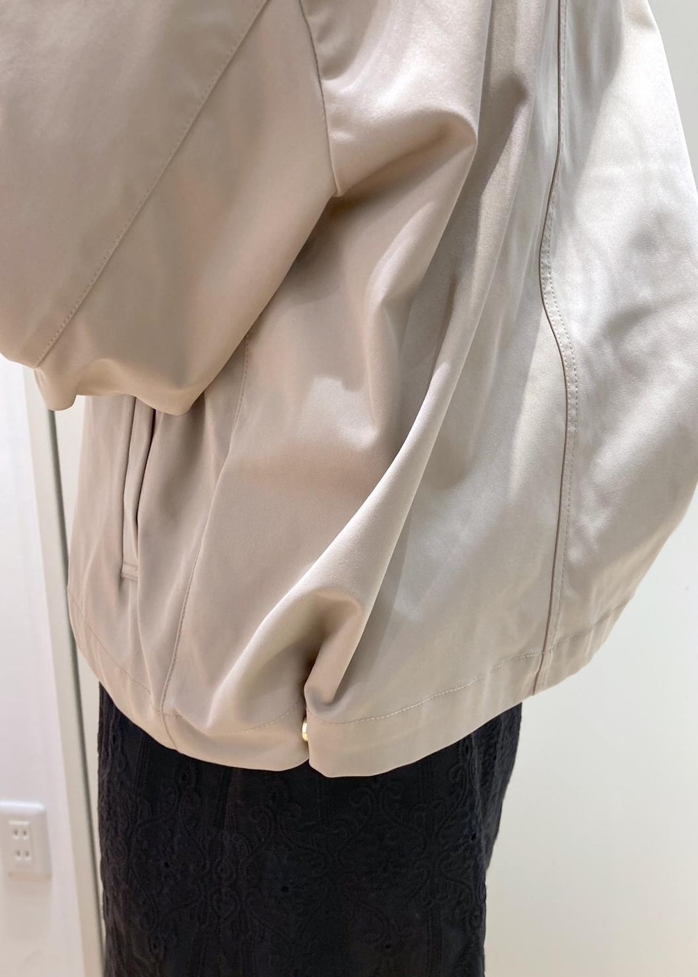 ホワイト系のボストンバッグ、ブルー系のデニムパンツ、ブラック系のワンピースを着用したレディースの春コーディネートの5枚目の写真