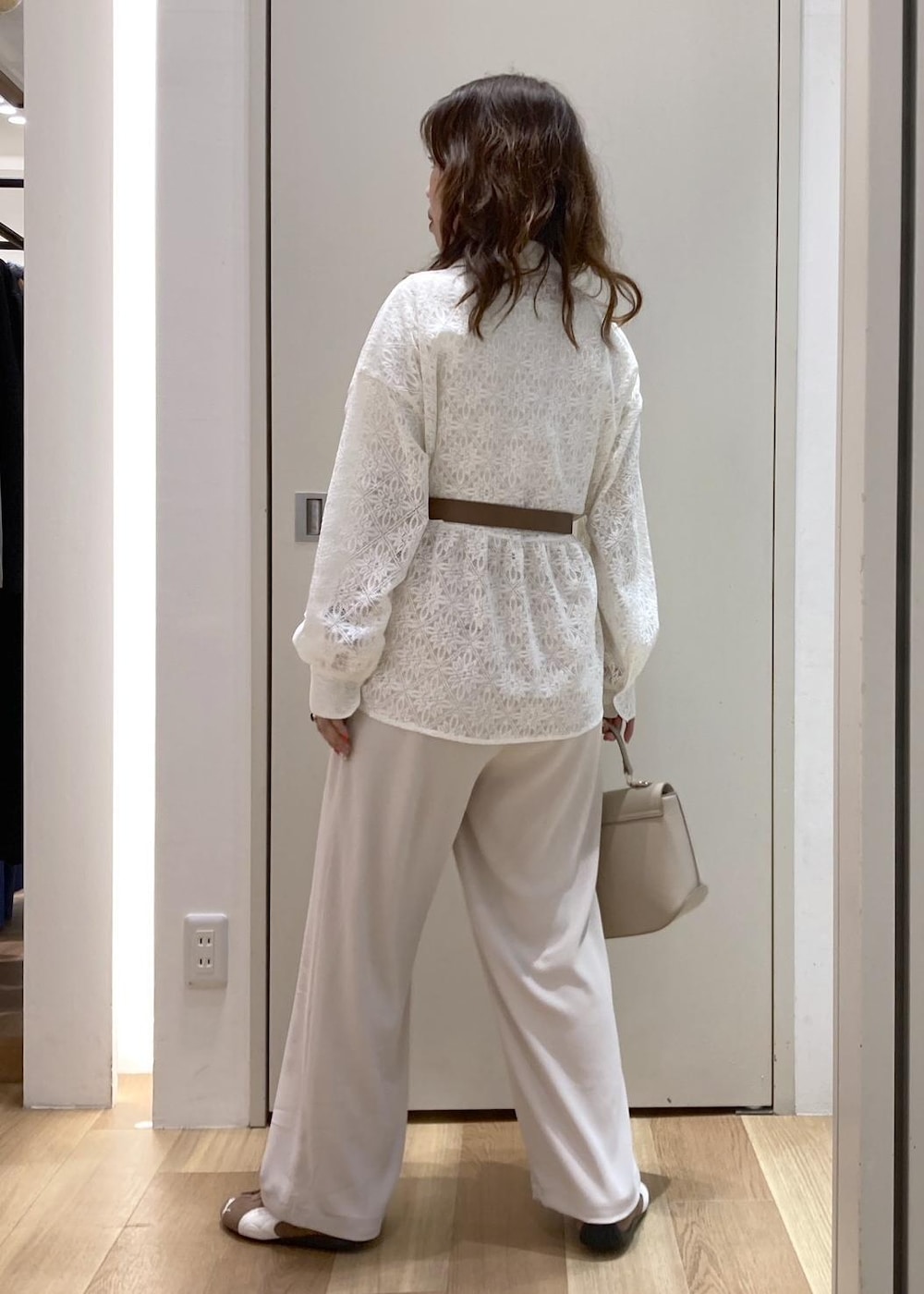 ベージュ系のショルダーバッグ、ベージュ系のその他パンツ、ホワイト系のシャツ/ブラウスを着用したレディースの春コーディネートの3枚目の写真