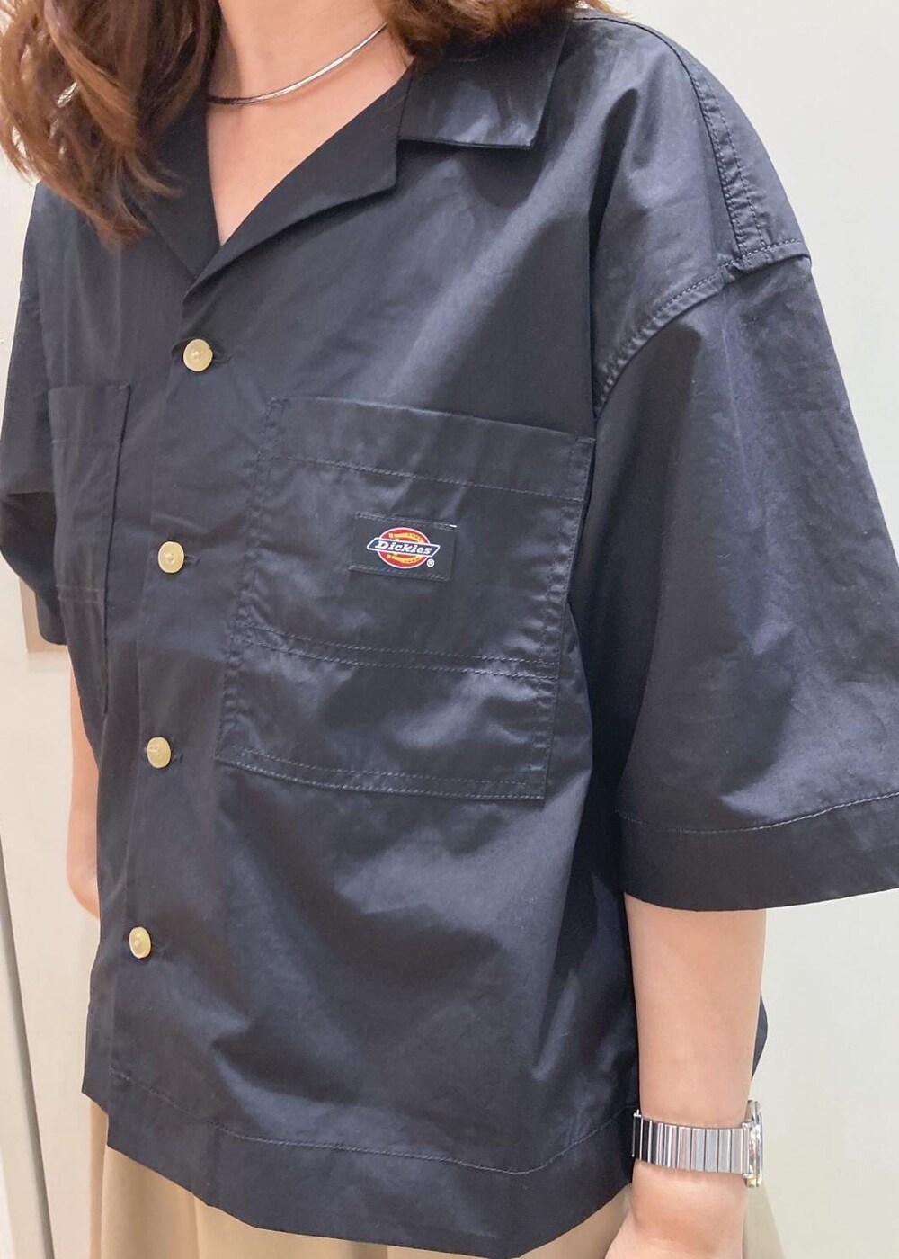 ブラック系のスニーカー、ベージュ系のスカート、ブラック系のシャツ/ブラウスを着用したレディースの夏コーディネートの5枚目の写真