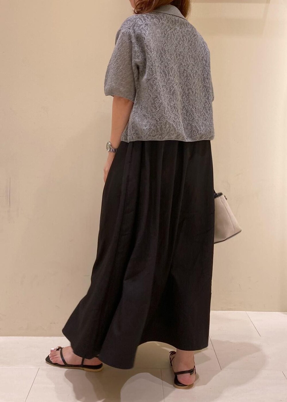 ブラック系のサンダル、ブラック系のワンピース、グレー系のカーディガン/ボレロを着用したレディースの夏コーディネートの3枚目の写真