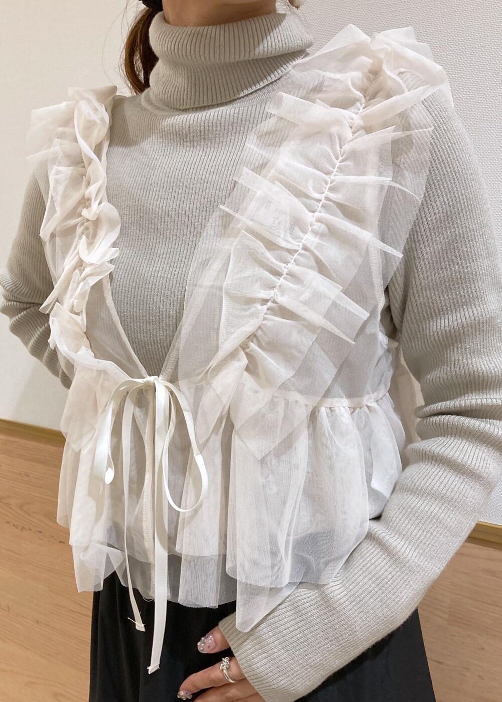 ブラウン系のダウンジャケット/コート、グレー系のニット/セーター、ブラック系のブーツを着用したレディースの冬コーディネートの6枚目の写真