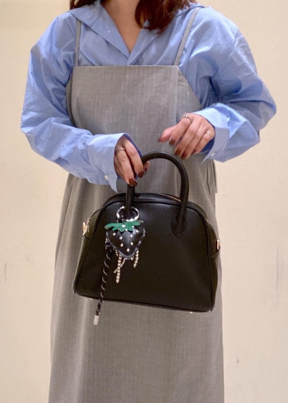 グレー系のワンピース、ブルー系のシャツ/ブラウス、ブラック系のボストンバッグを着用したレディースの秋コーディネートの5枚目の写真