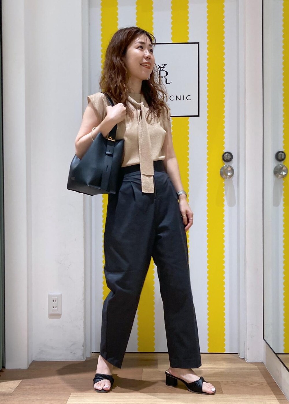 ブラック系のサンダル、ブラック系のショルダーバッグ、グレー系のその他パンツを着用したレディースの夏コーディネートの2枚目の写真