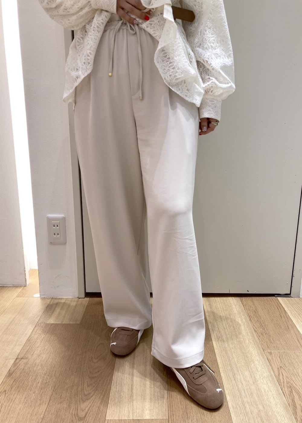 ベージュ系のショルダーバッグ、ベージュ系のその他パンツ、ホワイト系のシャツ/ブラウスを着用したレディースの春コーディネートの6枚目の写真