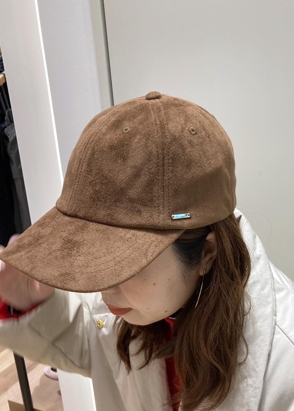 ホワイト系のニット/セーター、ブラウン系のブーツ、レッド系のニット/セーターを着用したレディースの秋コーディネートの9枚目の写真