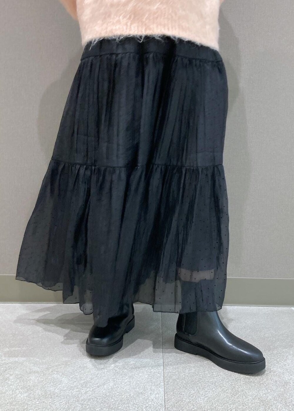 ブラック系のブーツ、ブラック系のトートバッグ、ピンク系のニット/セーターを着用したレディースの冬コーディネートの6枚目の写真