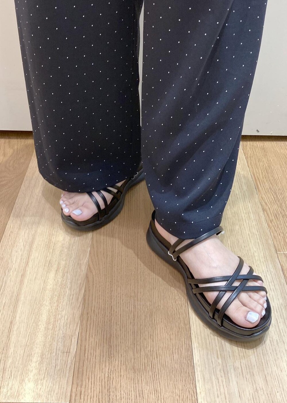 ベージュ系のタンクトップ、ホワイト系のTシャツ/カットソー、ブラック系のサンダルを着用したレディースの夏コーディネートの6枚目の写真