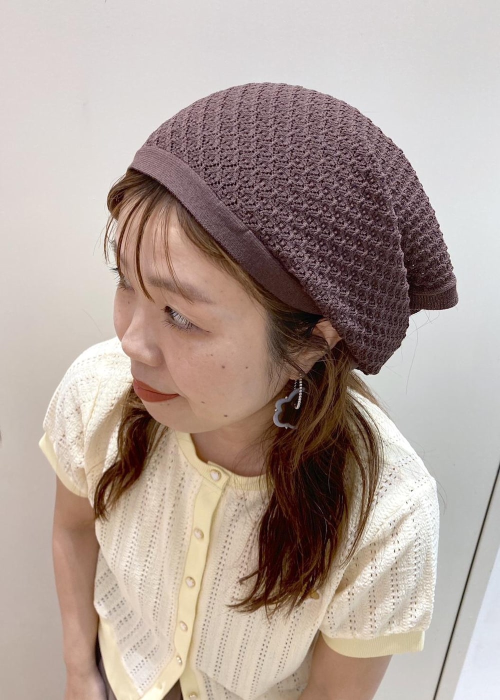 ホワイト系のサンダル、ブラウン系のその他パンツ、イエロー系のショルダーバッグを着用したレディースの夏コーディネートの6枚目の写真
