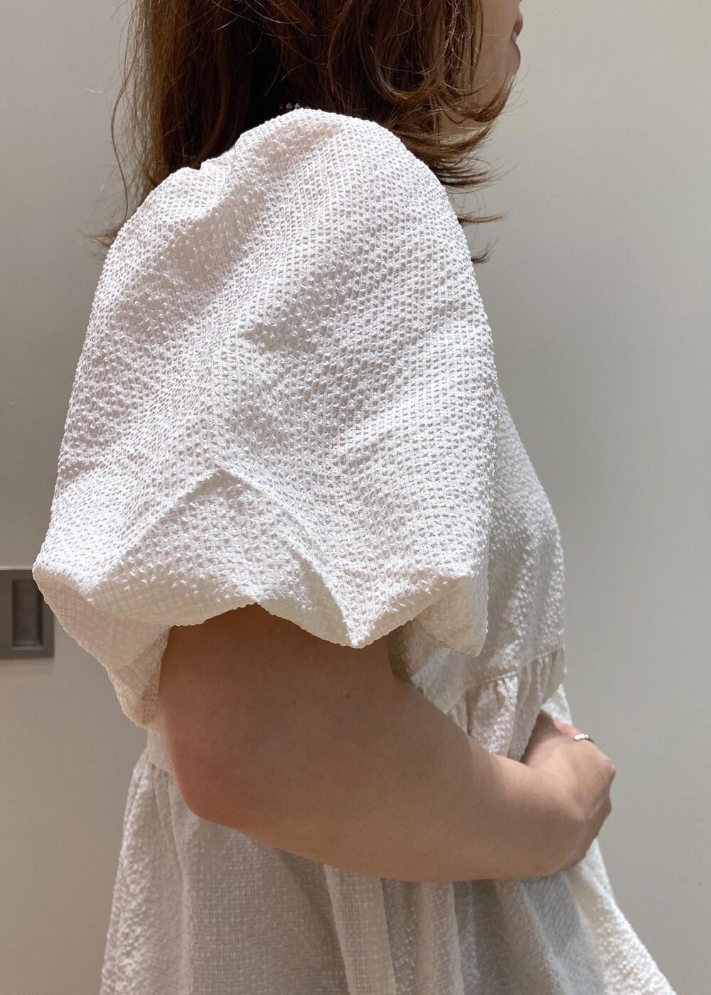 ブラック系のバレエシューズ、グレー系のチノパンツ、ホワイト系のシャツ/ブラウスを着用したレディースの夏コーディネートの6枚目の写真