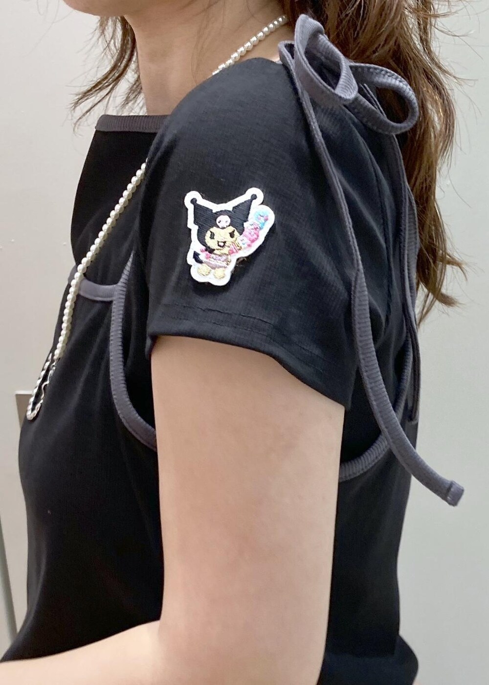 ピンク系のバレエシューズ、ブラック系のスカート、ブラック系のTシャツ/カットソーを着用したレディースの夏コーディネートの7枚目の写真