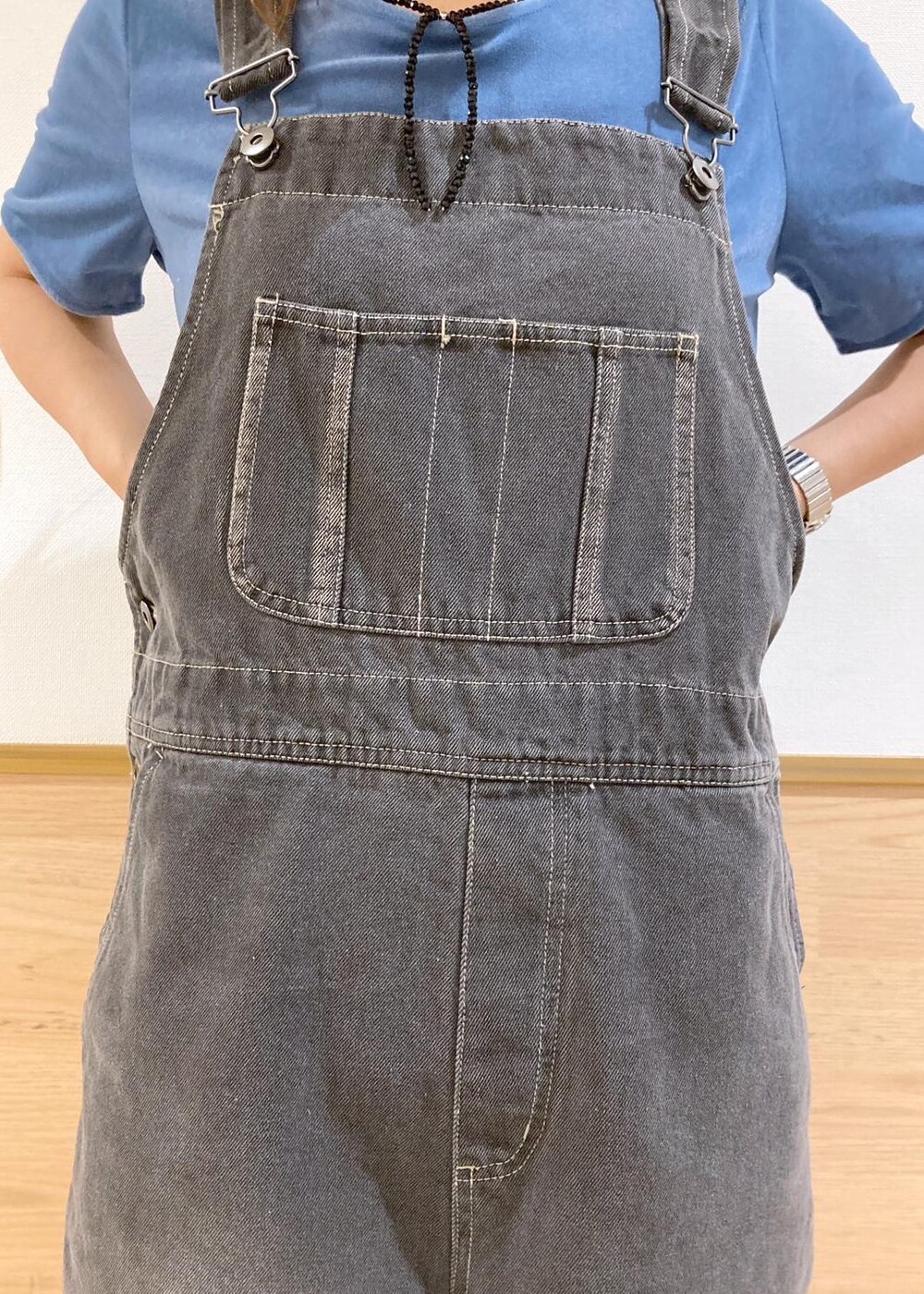 ブラック系のサンダル、ブラック系のサロペット/オーバーオール、ブルー系のTシャツ/カットソーを着用したレディースの夏コーディネートの4枚目の写真