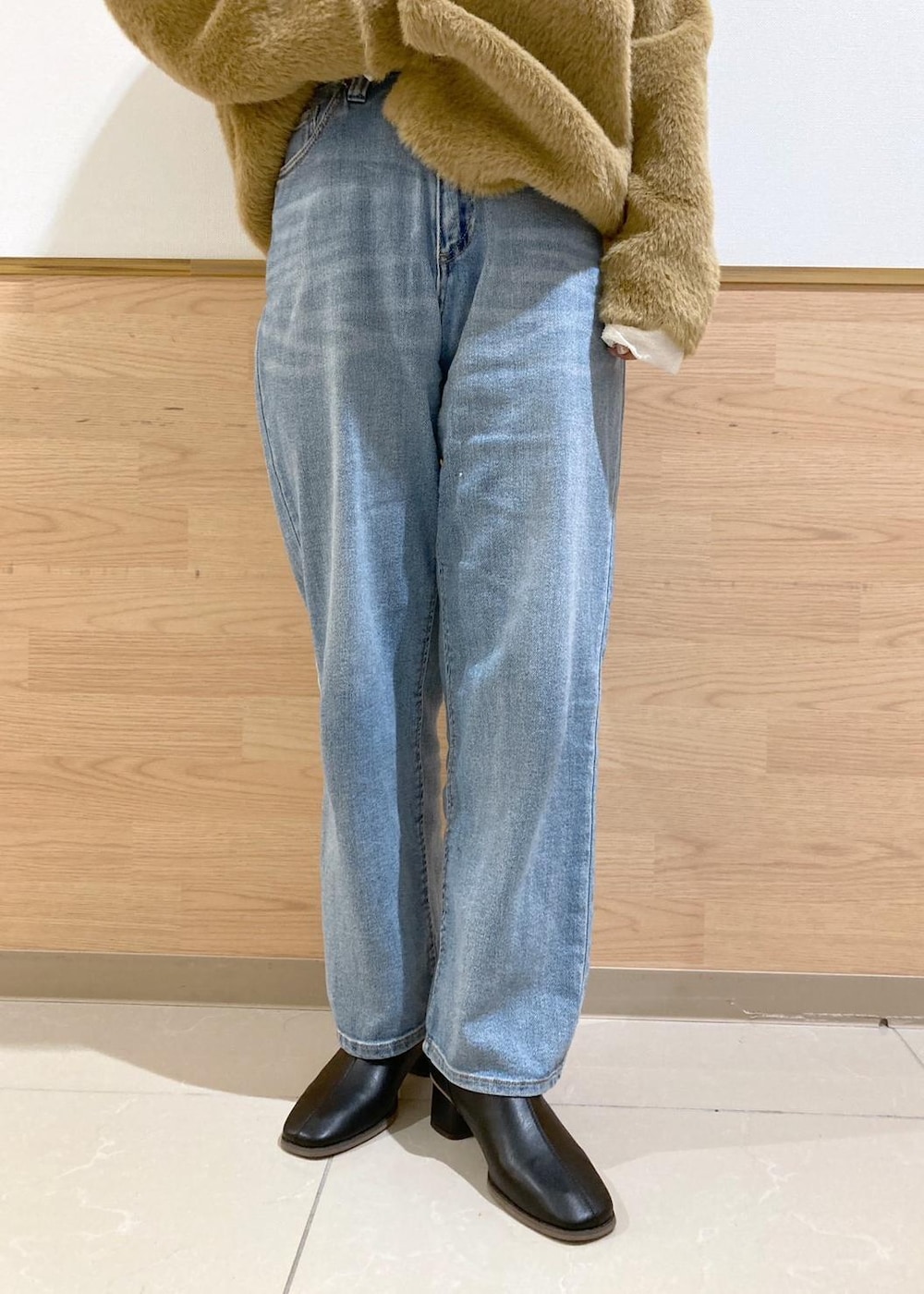 ホワイト系のシャツ/ブラウス、イエロー系のその他アウター、ブラック系のブーツを着用したレディースの秋コーディネートの7枚目の写真