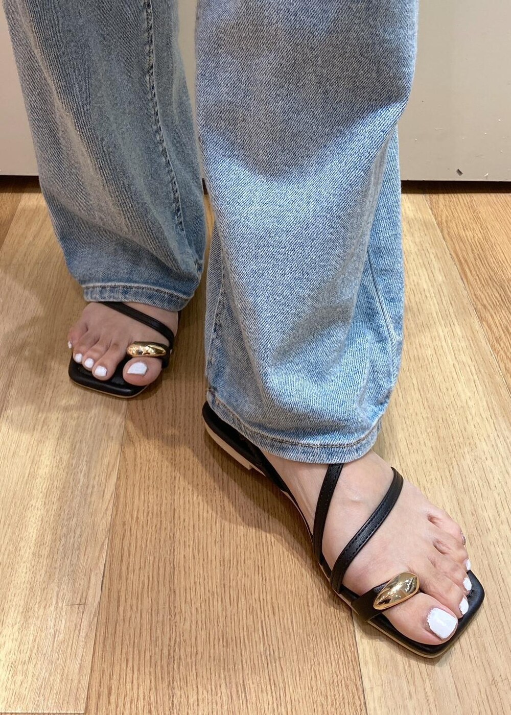 ブラック系のサンダル、ブラック系のハンドバッグ、ブルー系のTシャツ/カットソーを着用したレディースの夏コーディネートの7枚目の写真