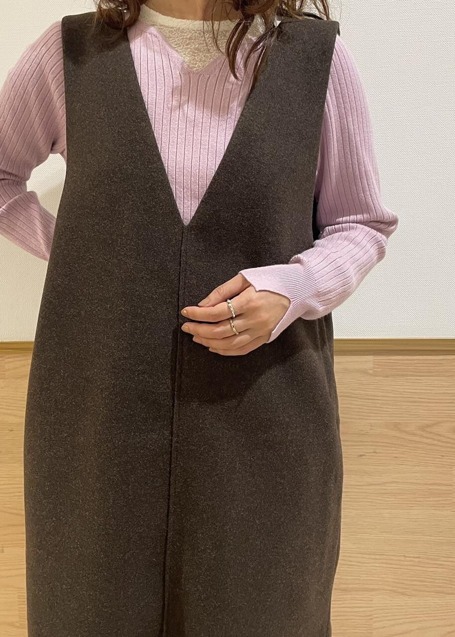 「GDM53370、GDE53020、GIA63110、GDM53270、2023aw、2023aw_wear、2023aw_goods、ropepicnic_snap、レース、レースカットソー、キーネック、キーネックニット、ジャンスカ、ジャンパースカート、ブーツ」｜「ROPE' PICNICのレースカットトップス（Tシャツ/カットソー、ホワイト系）」を使った、Juntaさん（レディース・157cm）の秋コーディネートの2枚目の写真