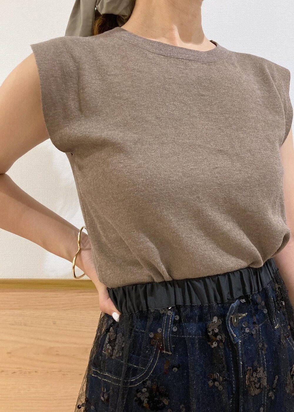 ブルー系のデニムパンツ、ブラック系のサンダル、ブラック系のスカートを着用したレディースの夏コーディネートの4枚目の写真