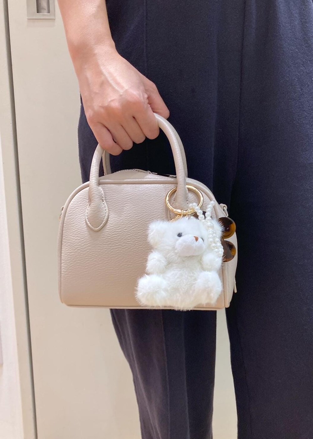 ブルー系のその他パンツ、ベージュ系のベスト、ブラック系のパンプスを着用したレディースの秋コーディネートの8枚目の写真