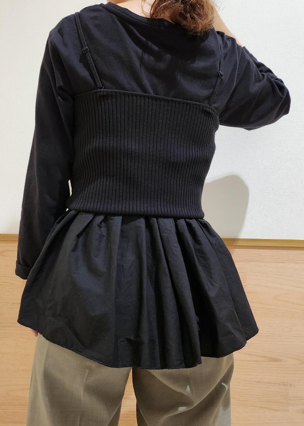 ブラウン系のその他パンツ、レッド系のショルダーバッグ、ブラック系のベストを着用したレディースの秋コーディネートの3枚目の写真