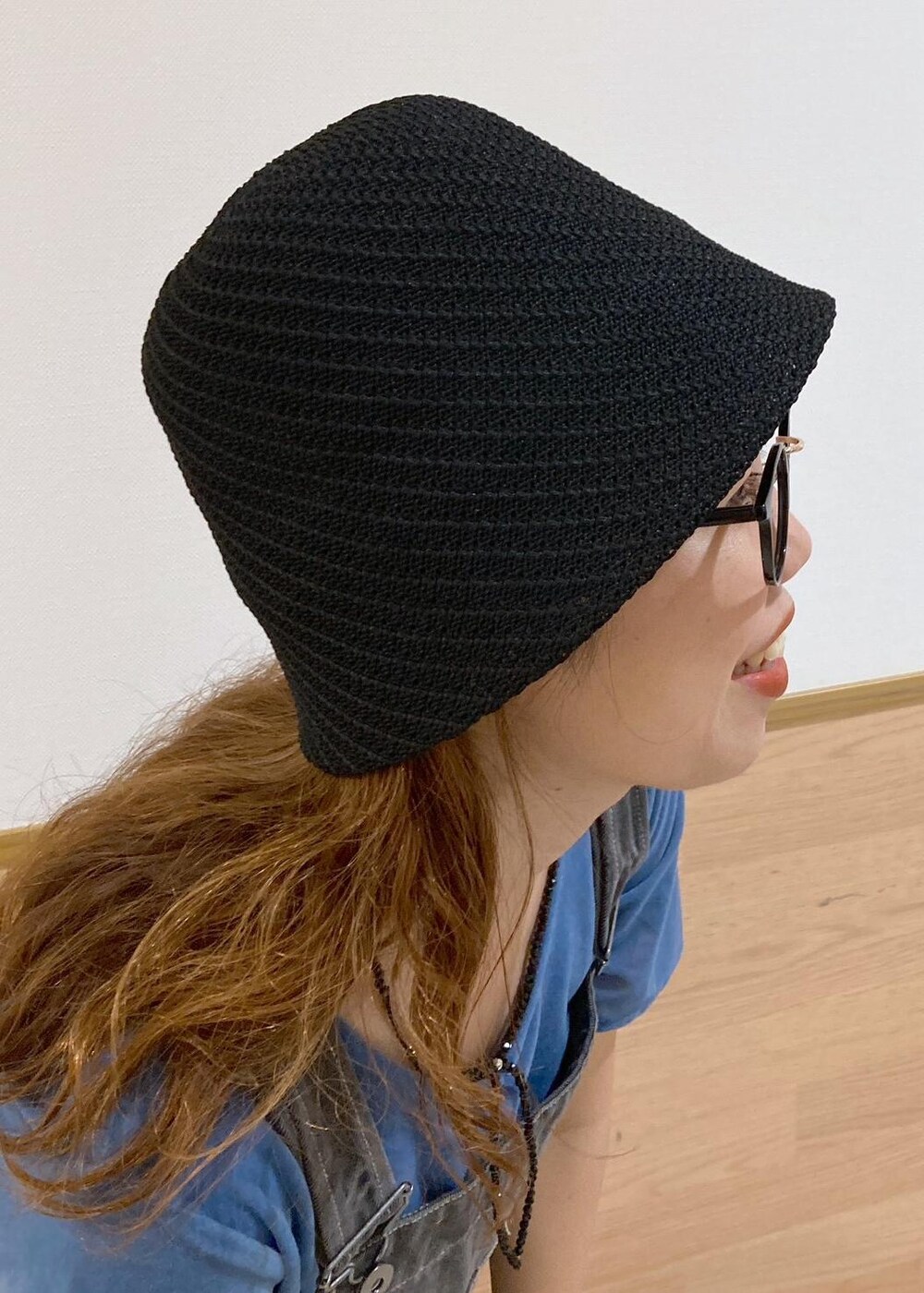 ブラック系のサンダル、ブラック系のサロペット/オーバーオール、ブルー系のTシャツ/カットソーを着用したレディースの夏コーディネートの8枚目の写真