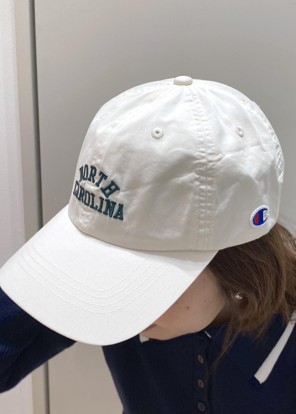 ブルー系のデニムパンツ、ホワイト系のボストンバッグ、ブルー系のニット/セーターを着用したレディースの冬コーディネートの7枚目の写真