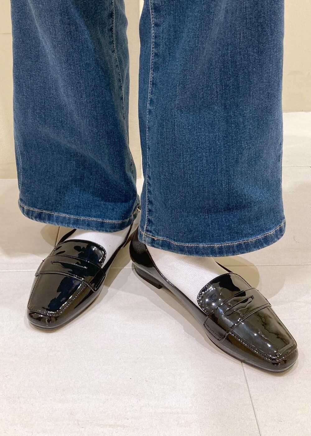 ブルー系のデニムパンツ、ブラック系のトートバッグ、ベージュ系のカーディガン/ボレロを着用したレディースの夏コーディネートの8枚目の写真