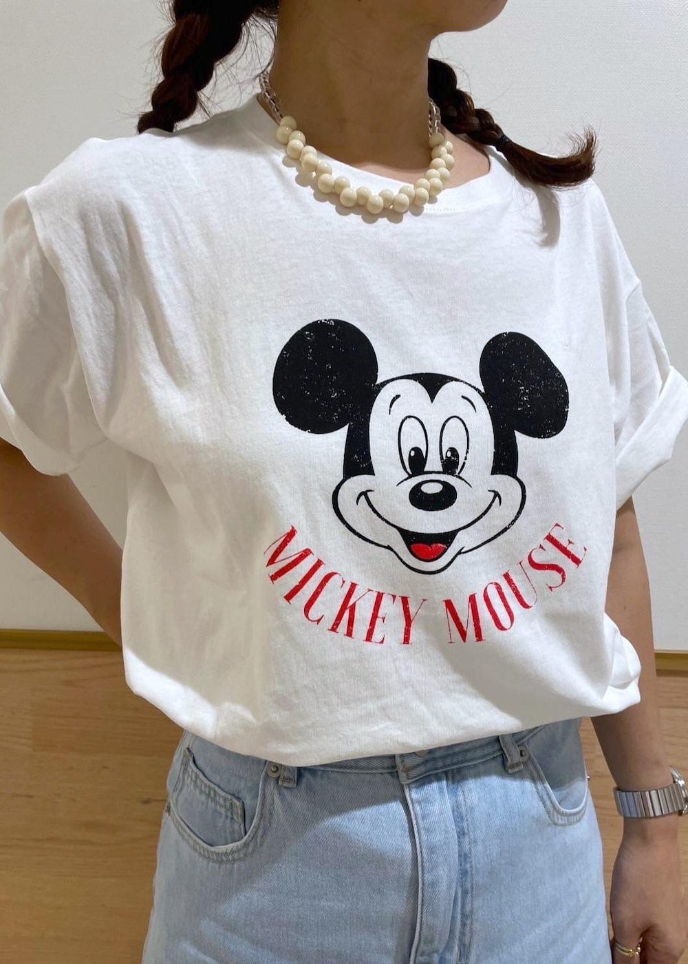 ホワイト系のサンダル、ブルー系のデニムスカート、ホワイト系のTシャツ/カットソーを着用したレディースの夏コーディネートの5枚目の写真