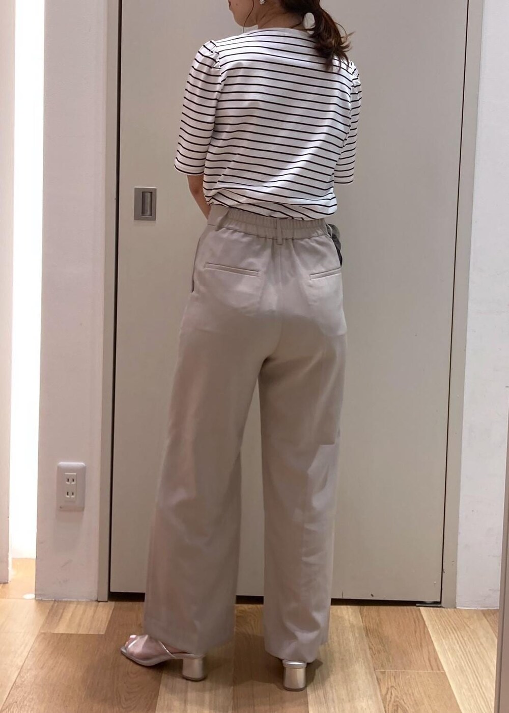 ブラック系のショルダーバッグ、シルバー系のパンプス、ベージュ系のその他パンツを着用したレディースの夏コーディネートの3枚目の写真