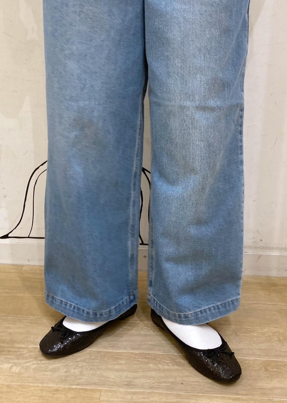 「オールインワン、デニム、フリルシャツ、ニット帽、フリル、チュール、スパンコール、バレー、ロゴ、ロゴニット、オーバーオール、初春コーデ、冬コーデ、お出かけコーデ、女子会コーデ」｜「ROPE' PICNICのデニムオーバーオール（サロペット/オーバーオール、ブルー系）」を使った、Juntaさん（レディース・157cm）の冬コーディネートの7枚目の写真