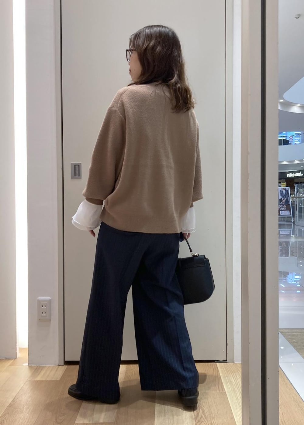 ベージュ系のカーディガン/ボレロ、ホワイト系のTシャツ/カットソー、ブルー系のその他パンツを着用したレディースの冬コーディネートの3枚目の写真