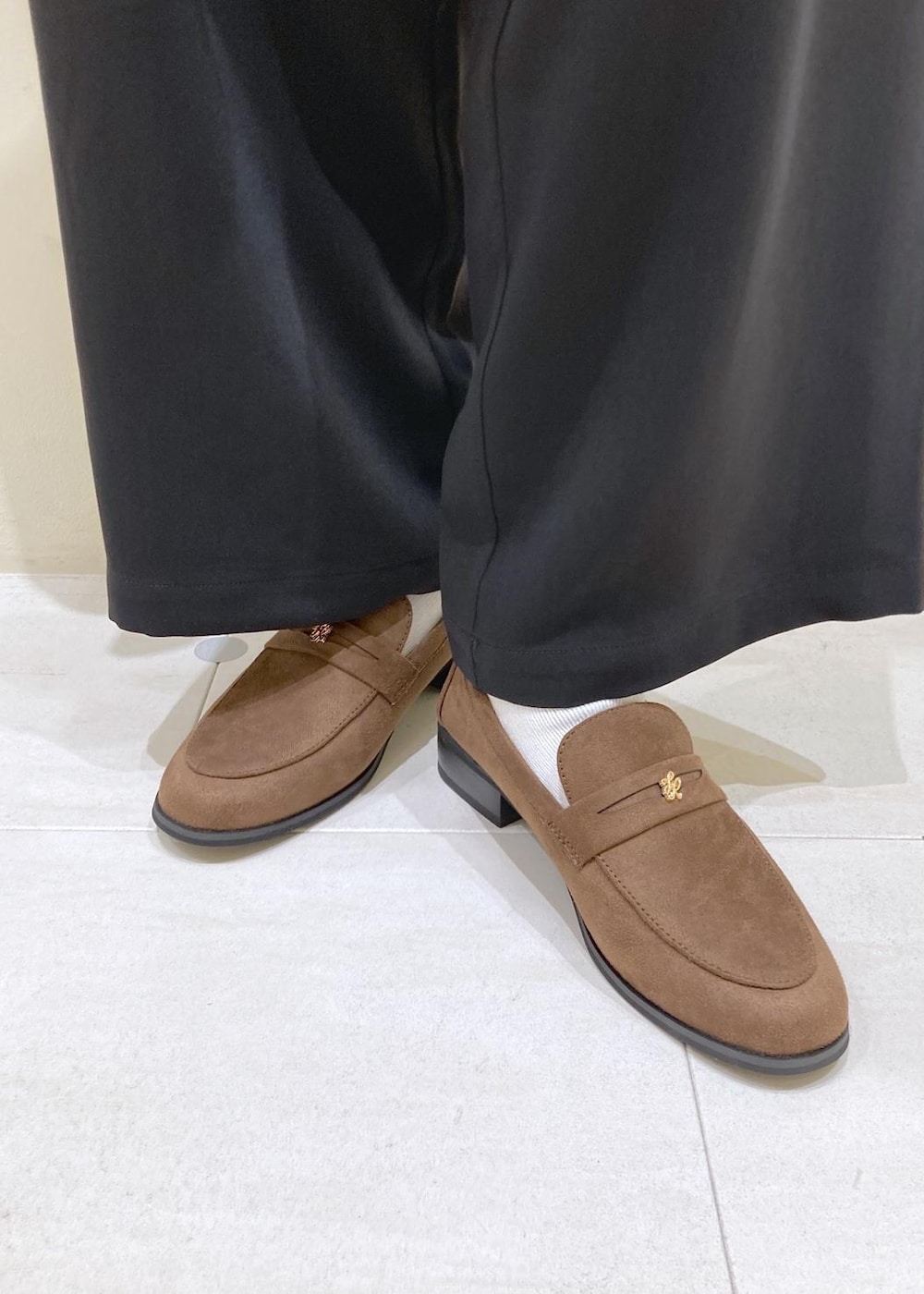ホワイト系のシャツ/ブラウス、ホワイト系のショルダーバッグ、レッド系のニット/セーターを着用したレディースの秋コーディネートの7枚目の写真