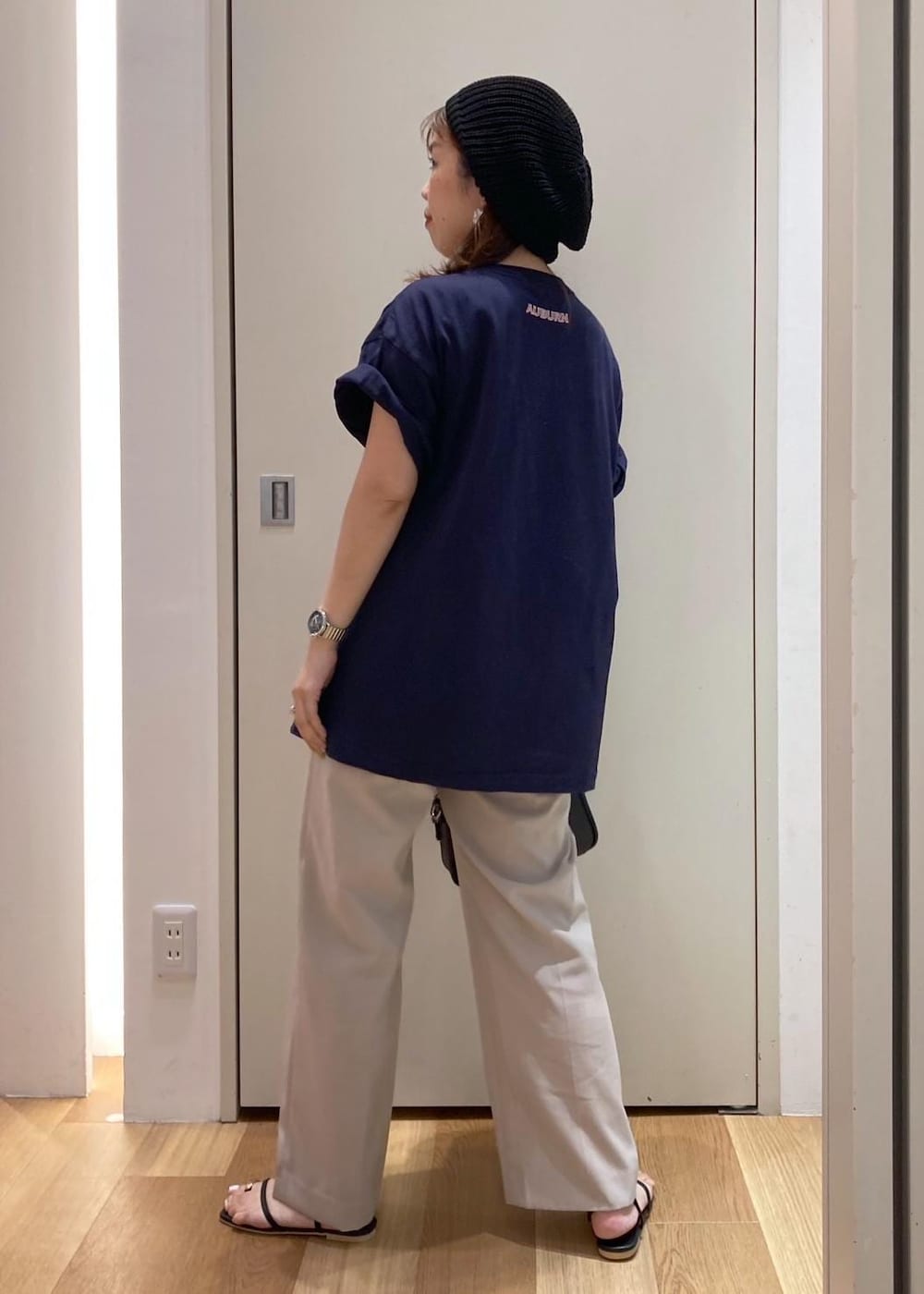 ベージュ系のその他パンツ、ブラック系のサンダル、ブラック系のショルダーバッグを着用したレディースの夏コーディネートの3枚目の写真