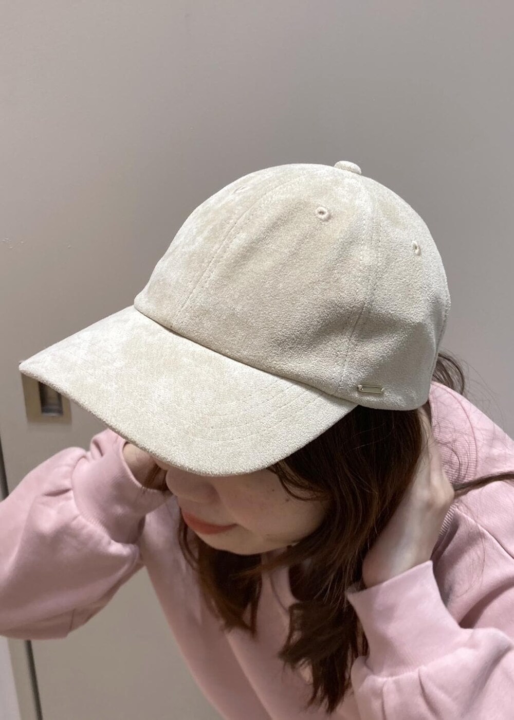 グレー系のその他パンツ、ホワイト系のTシャツ/カットソー、ピンク系のスウェットを着用したレディースの冬コーディネートの7枚目の写真