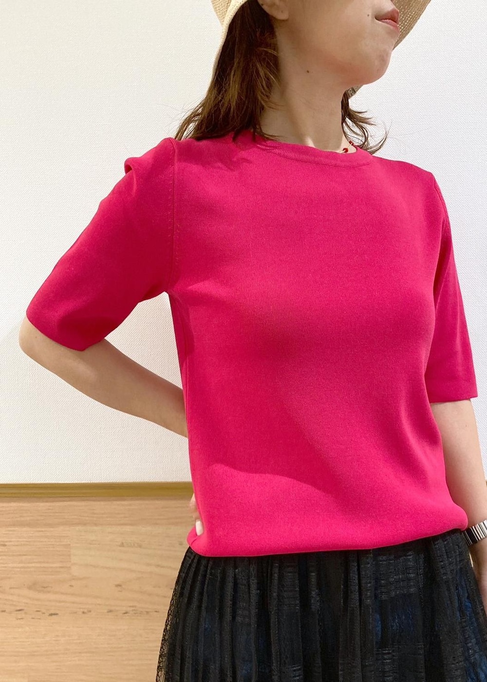 ブルー系のデニムパンツ、ブラック系のスカート、ブラック系のトートバッグを着用したレディースの春コーディネートの4枚目の写真