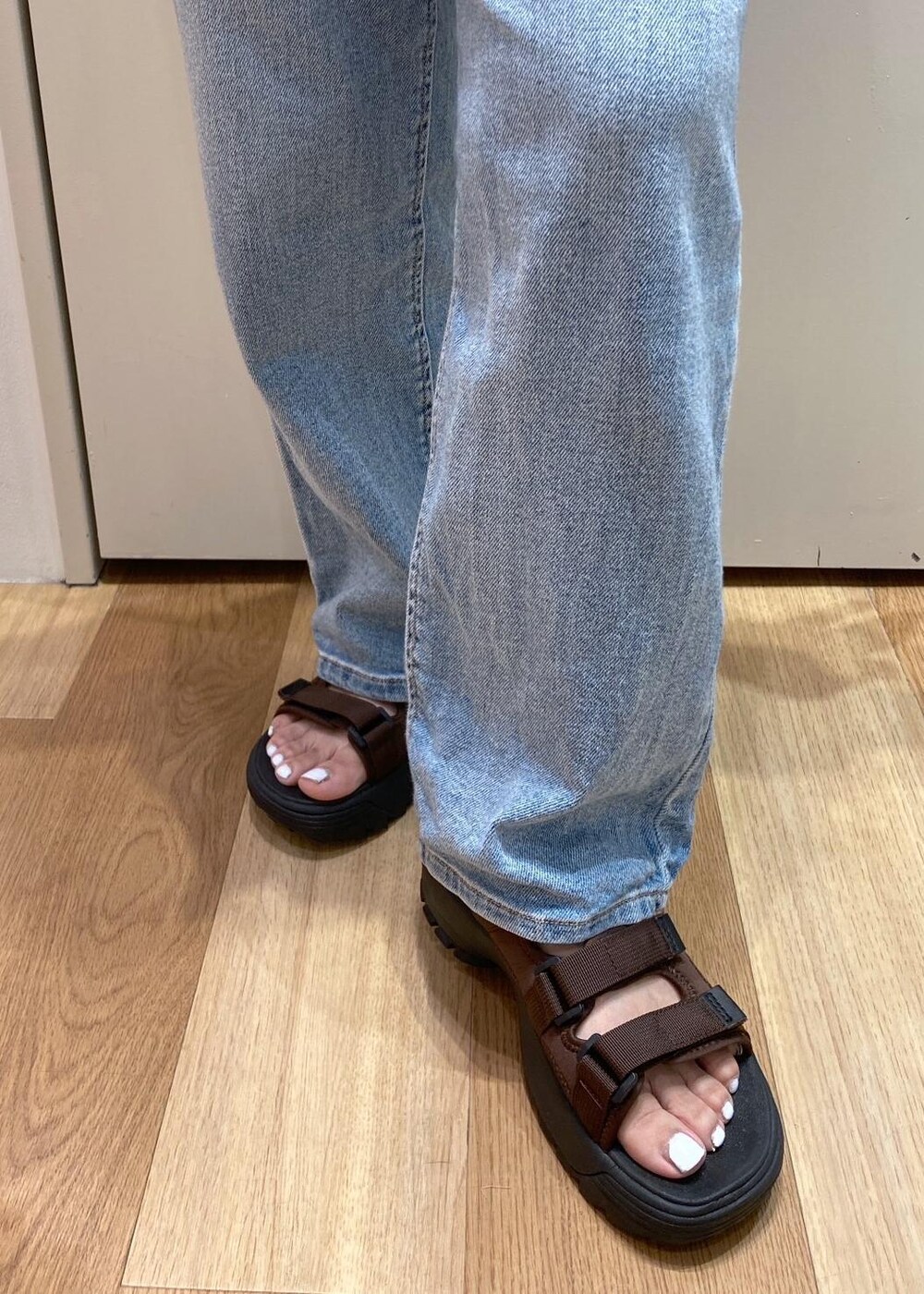 ホワイト系のカーディガン/ボレロ、ブラウン系のサンダル、ホワイト系のTシャツ/カットソーを着用したレディースの夏コーディネートの6枚目の写真