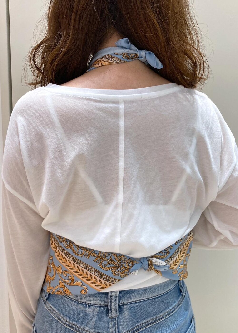 ピンク系のカーディガン/ボレロ、ホワイト系のTシャツ/カットソー、ブラウン系のブーツを着用したレディースの秋コーディネートの7枚目の写真