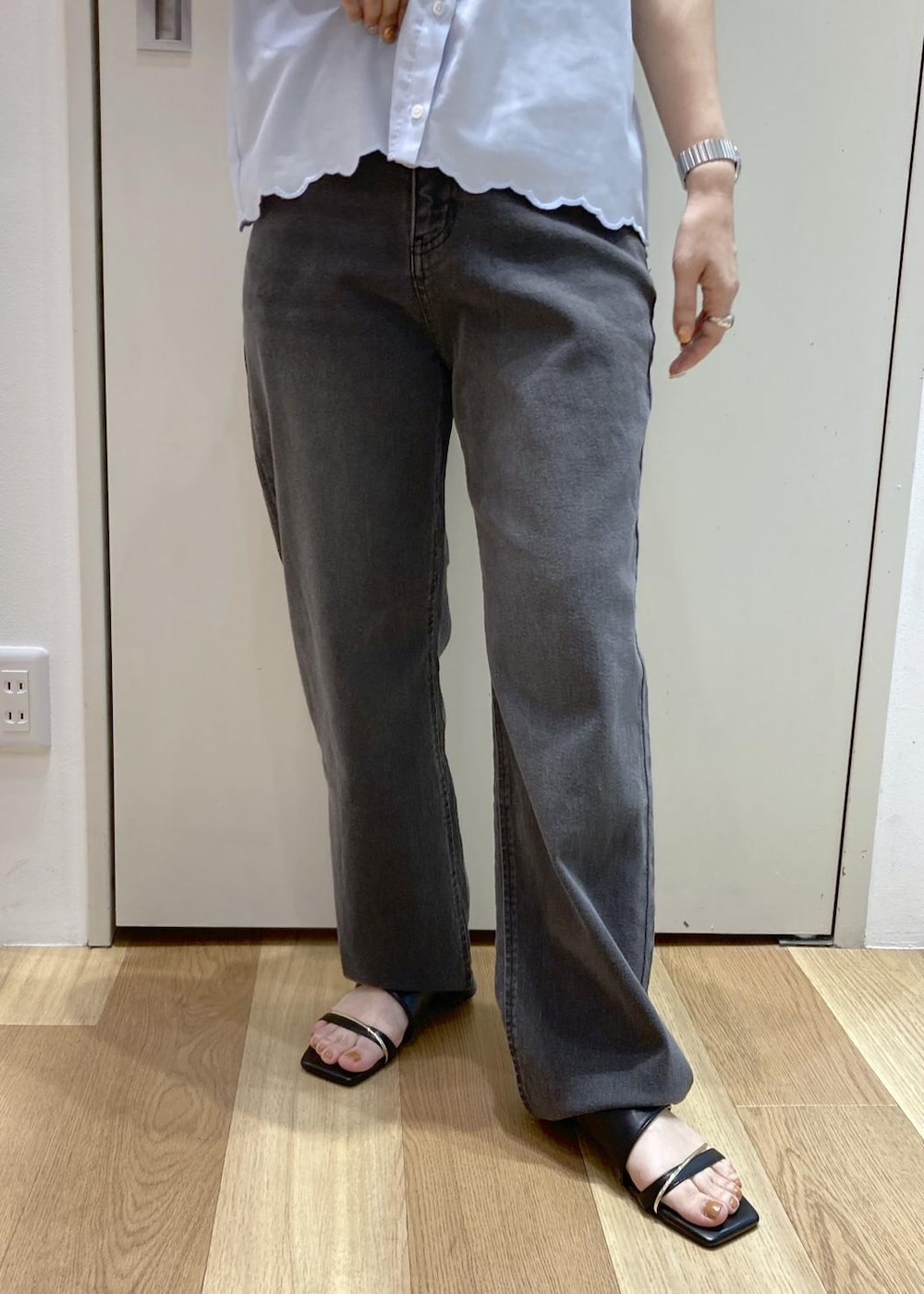 ブラック系のデニムパンツ、ブラック系のショルダーバッグ、ブラック系のサンダルを着用したレディースの夏コーディネートの6枚目の写真