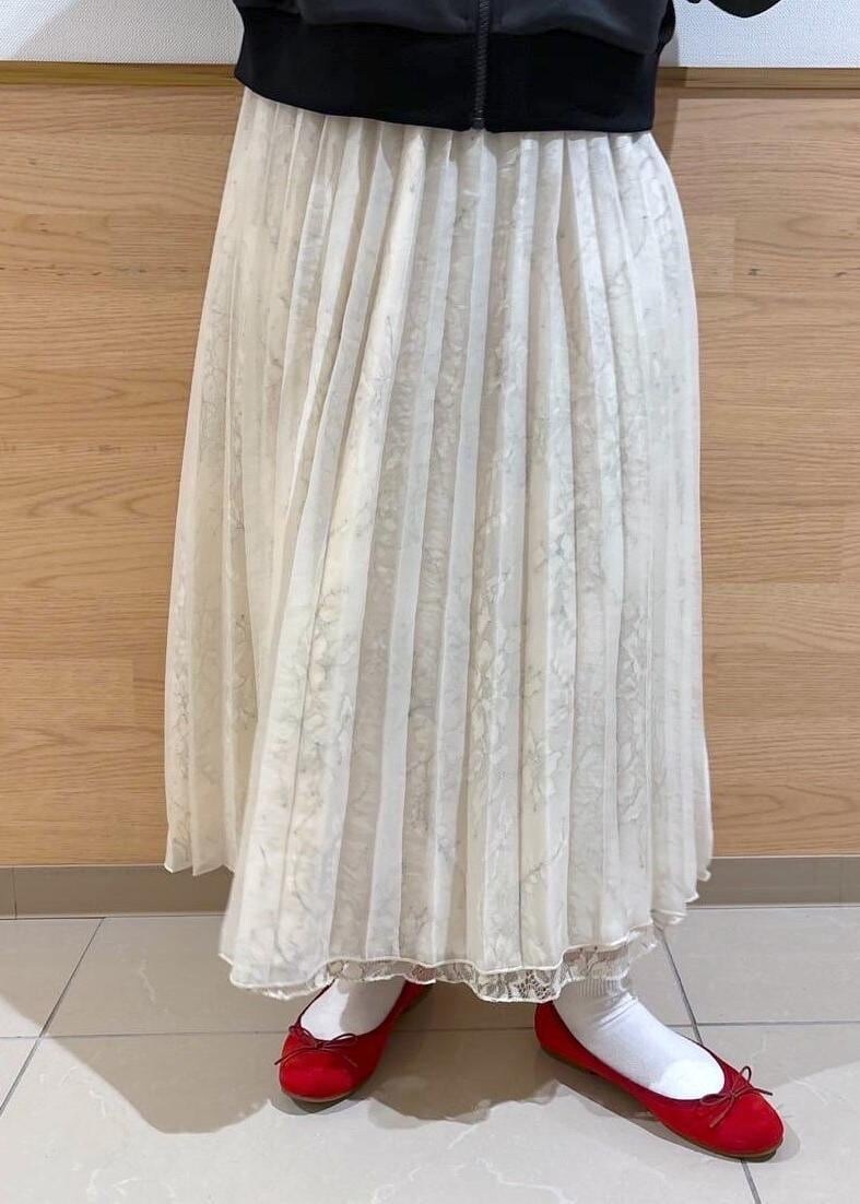 シルバー系のショルダーバッグ、グレー系のその他アウター、ホワイト系のスカートを着用したレディースの冬コーディネートの3枚目の写真