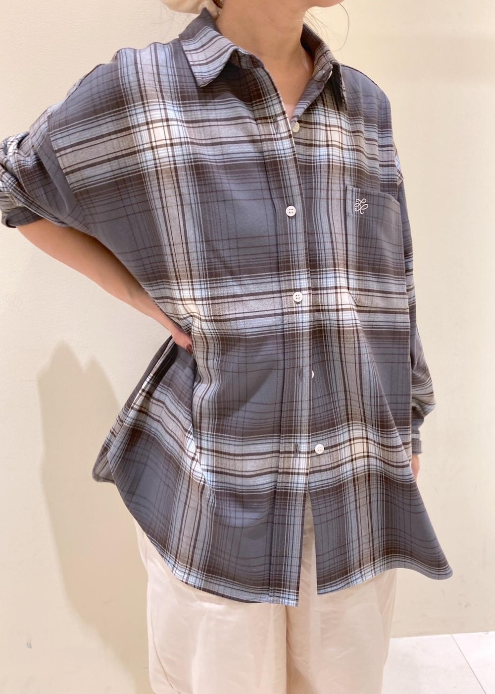 ホワイト系のその他パンツ、ブラック系のローファー、グレー系のシャツ/ブラウスを着用したレディースの秋コーディネートの4枚目の写真