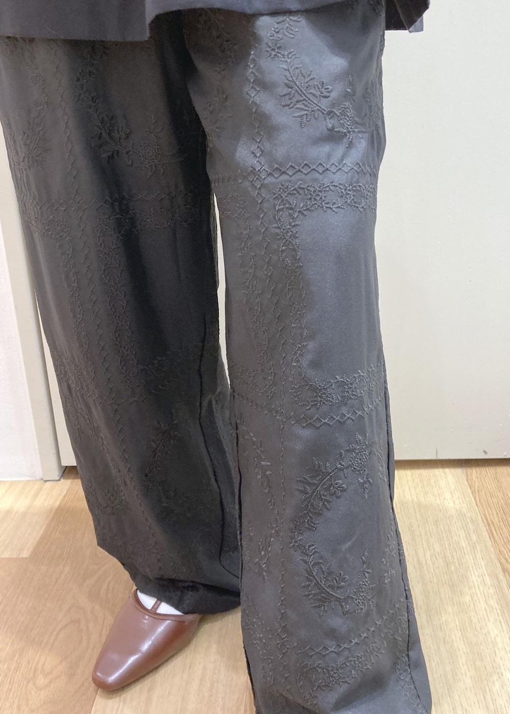 ブラウン系のボストンバッグ、ブラウン系のパンプス、ブラック系のシャツ/ブラウスを着用したレディースの春コーディネートの6枚目の写真