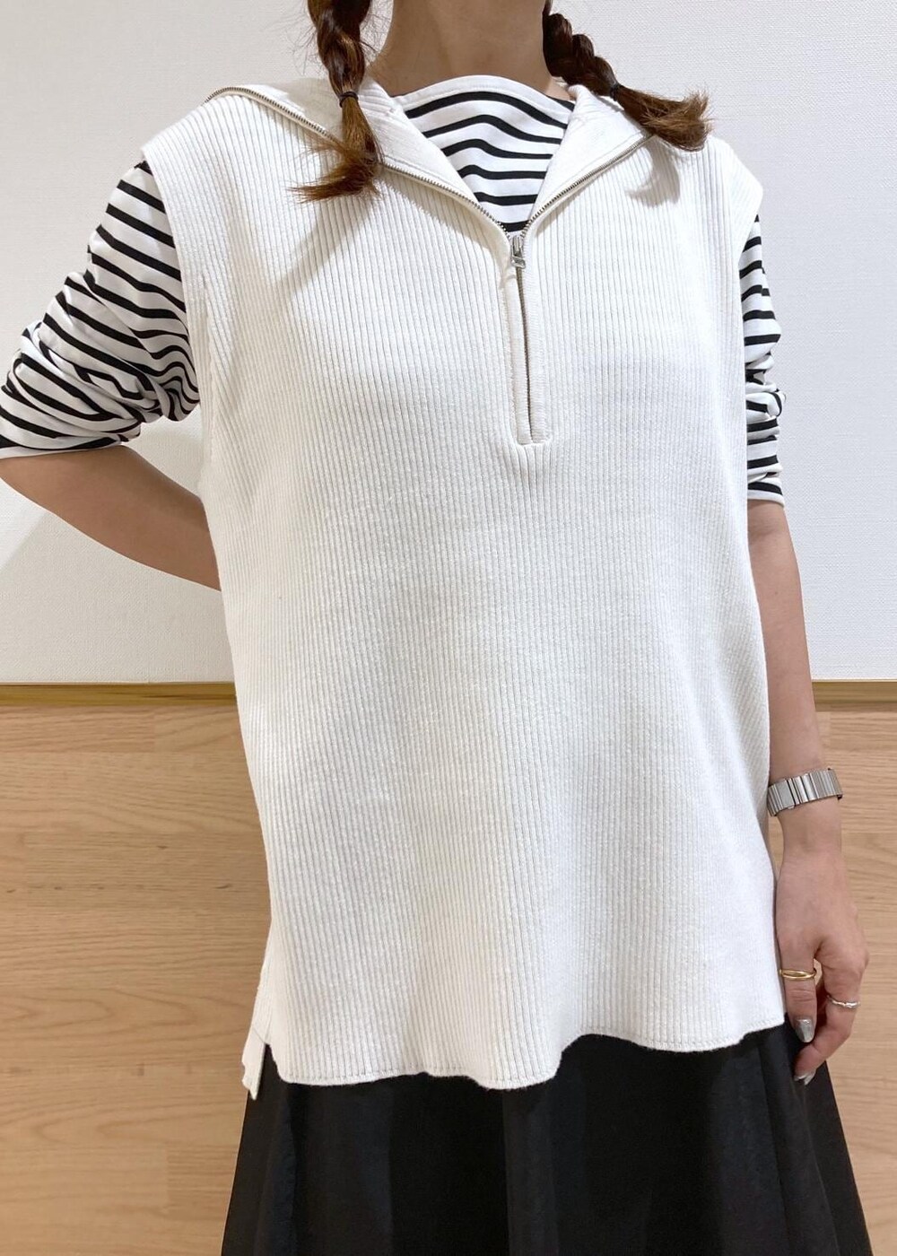 ホワイト系のショルダーバッグ、ホワイト系のニット/セーター、ホワイト系のTシャツ/カットソーを着用したレディースの秋コーディネートの4枚目の写真