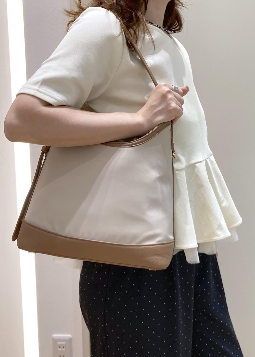 ブラック系のパンプス、ベージュ系のTシャツ/カットソー、ブルー系のその他パンツを着用したレディースの春コーディネートの7枚目の写真