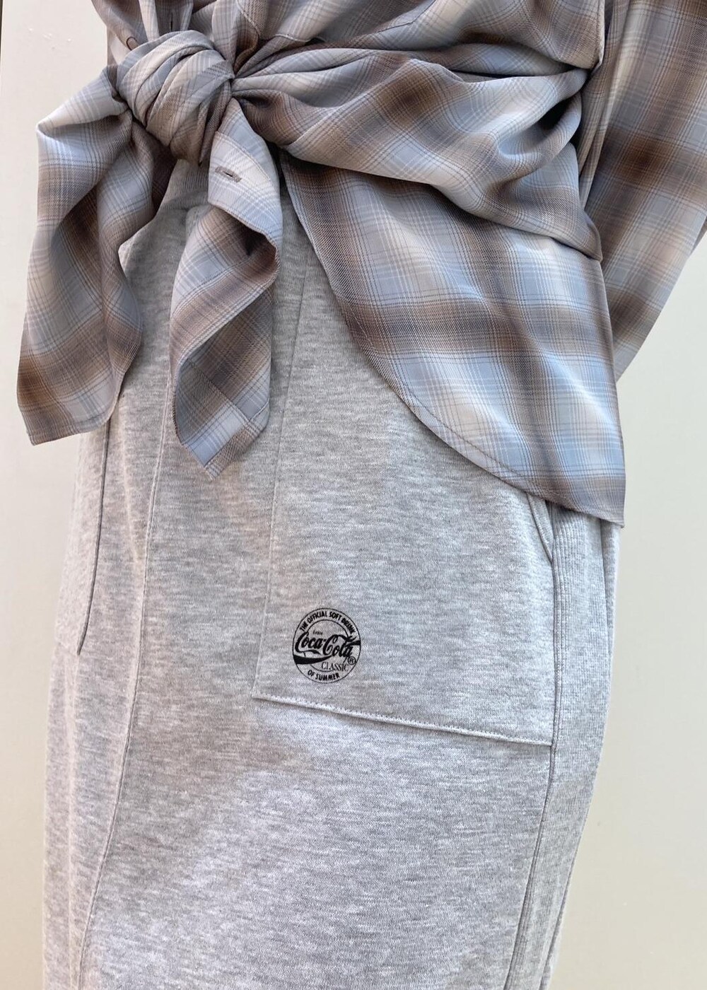 ブルー系のサンダル、ブルー系のシャツ/ブラウス、ブルー系のトートバッグを着用したレディースの夏コーディネートの7枚目の写真