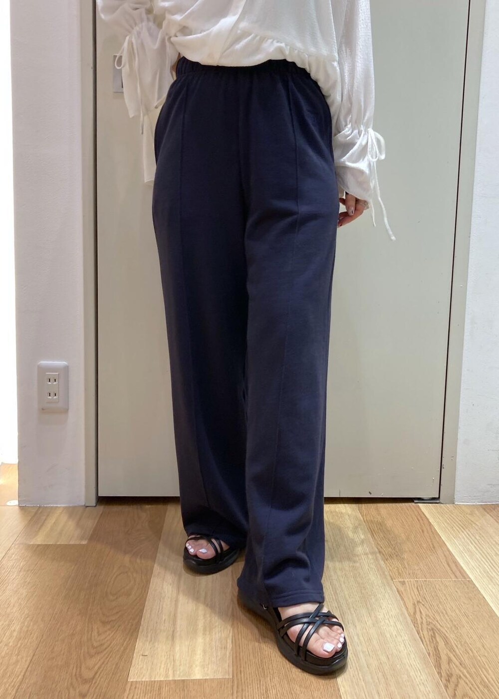 ブルー系のその他パンツ、ブラック系のサンダル、ホワイト系のシャツ/ブラウスを着用したレディースの夏コーディネートの7枚目の写真