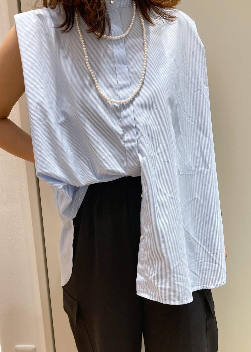 ブラック系のサンダル、ブラック系のカーゴパンツ、ブルー系のシャツ/ブラウスを着用したレディースの夏コーディネートの4枚目の写真